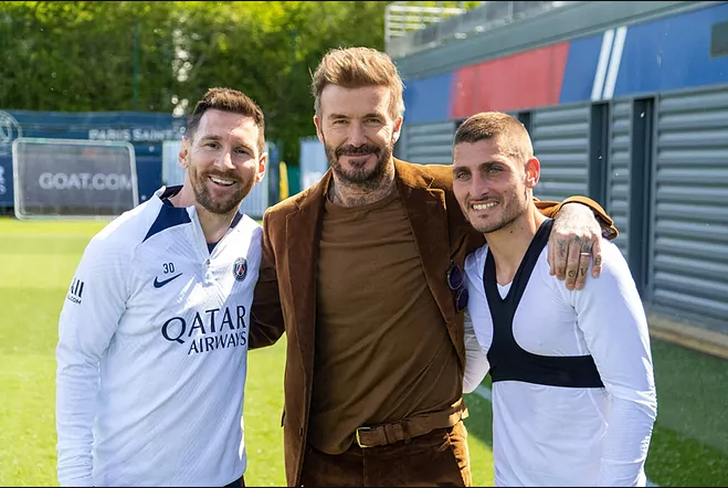 Em visita ao PSG, Beckham conversa com Lionel Messi.