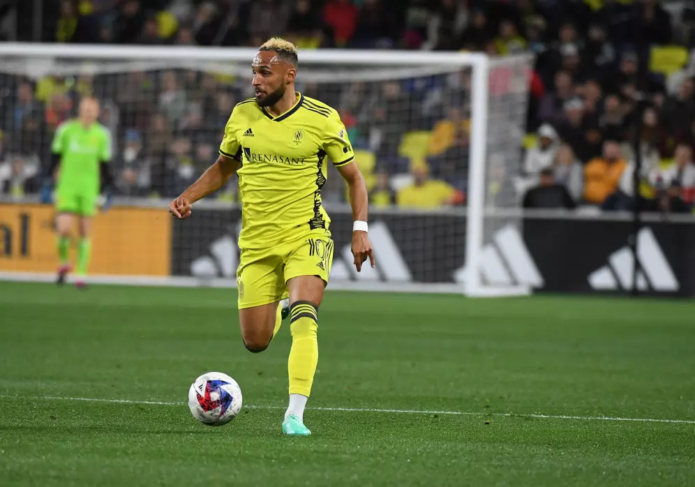 Apr 8, 2023; Nashville, Tennessee, USA; Nashville SC midfielder Hany Mukhtar (10) handles the ball during the first half against the Toronto FC at Geodis Park. Mandatory Credit: Christopher Hanewinckel-USA TODAY Sports Crédito: Christopher Hanewinckel/Christopher Hanewinckel-USA TODAY Sports